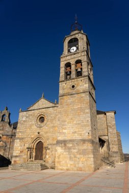 Santa Mara del Azogue Kilisesi ortaçağ köyü Puebla de Sanabria, Zamora, Castilla y Leon 'un belediye başkanı meydanında..