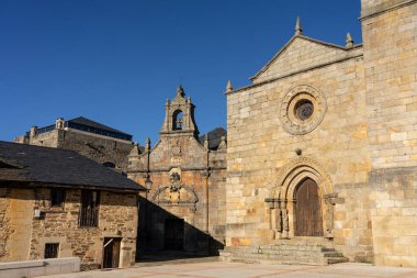Santa Mara del Azogue Kilisesi ortaçağ köyü Puebla de Sanabria, Zamora, Castilla y Leon 'un belediye başkanı meydanında..