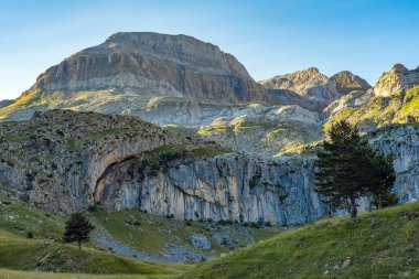 İspanya 'nın kuzeyindeki batıdaki pirenes vadilerinde gün batımında Aisa vadisi dağları. Huesca, Aragon, İspanya.