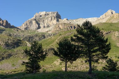 İspanya 'nın kuzeyindeki batıdaki pirenes vadilerinde gün batımında Aisa vadisi dağları. Huesca, Aragon, İspanya.