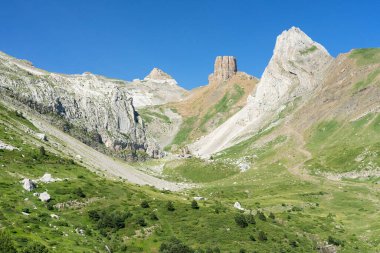 İspanya 'nın kuzeyindeki batıdaki pirenes vadilerinde gün batımında Aisa vadisi dağları. Huesca, Aragon, İspanya.