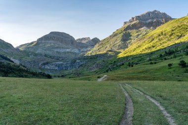 İspanya 'nın kuzeyindeki batıdaki pirenes vadilerinde gün batımında Aisa vadisi dağları. Huesca, Aragon, İspanya.