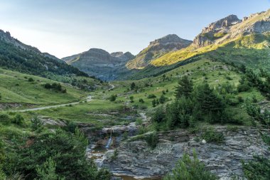 İspanya 'nın kuzeyindeki batıdaki pirenes vadilerinde gün batımında Aisa vadisi dağları. Huesca, Aragon, İspanya.