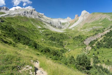 İspanya 'nın kuzeyindeki batıdaki pirenes vadilerinde gün batımında Aisa vadisi dağları. Huesca, Aragon, İspanya.