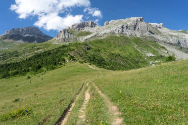 İspanya 'nın kuzeyindeki batıdaki pirenes vadilerinde gün batımında Aisa vadisi dağları. Huesca, Aragon, İspanya.