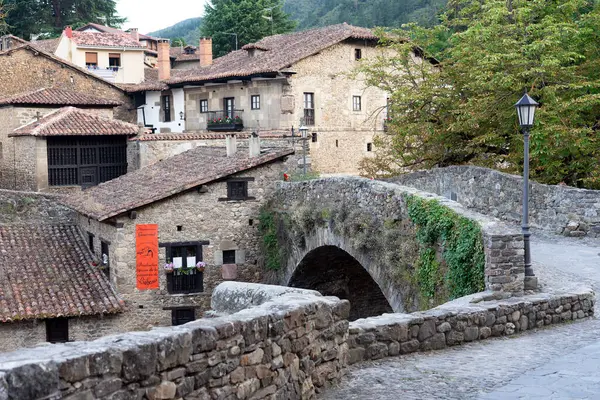 POTES, İSPAN - Temmuz 06, 2020: Cantabria, İspanya 'daki Potes Ortaçağ Köyü.