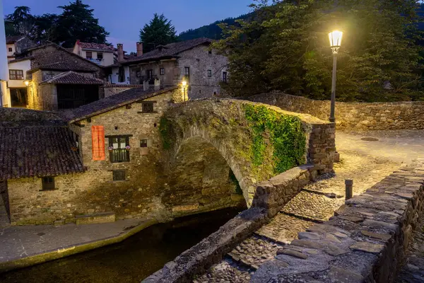 POTES, İspanya - Temmuz 06, 2020: Cantabria, İspanya 'da Ortaçağ' a ait Potes köyünün sokakları gece aydınlandı.