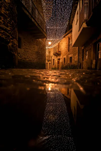 Zamora 'da Puebla de Sanabria' nın ortaçağ köyünün güzel caddesi, geceleri yılbaşı aydınlanmasıyla. İspanya