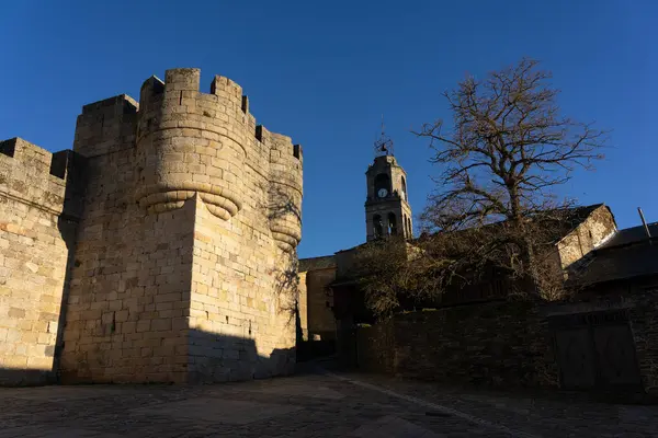 İspanya 'nın Puebla de Sanabria, Zamora, Castilla y Leon kasabasının eski kasabasındaki Condes de Benavente Kalesi..