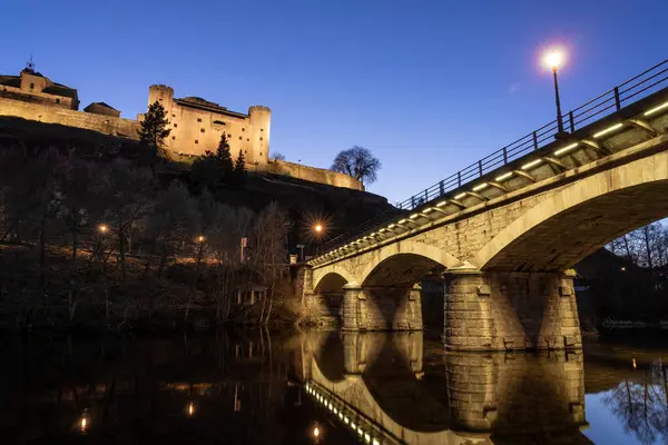 Puebla de Sanabria 'nın ortaçağ köyünün geceleri aydınlatıldığı kale ve köprü Tera Nehri, Zamora, Castilla y Leon, İspanya