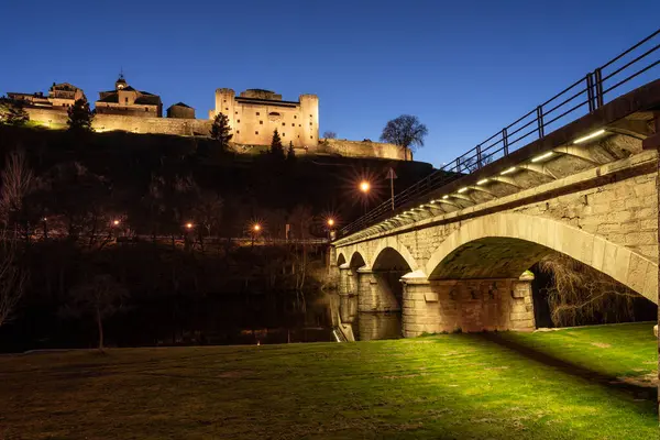 Puebla de Sanabria 'nın ortaçağ köyünün geceleri aydınlatıldığı kale ve köprü Tera Nehri, Zamora, Castilla y Leon, İspanya