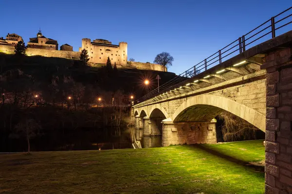 Puebla de Sanabria 'nın ortaçağ köyünün geceleri aydınlatıldığı kale ve köprü Tera Nehri, Zamora, Castilla y Leon, İspanya