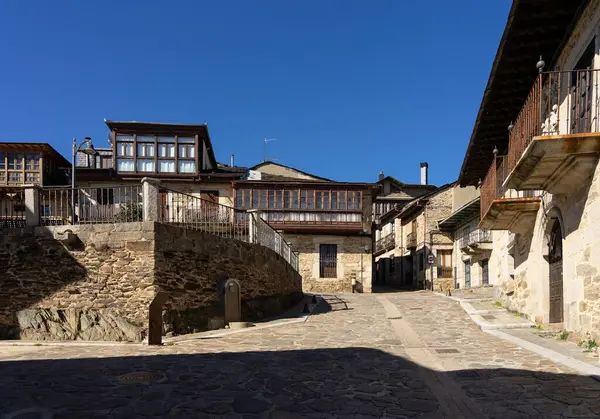 PUEBLA de SANABRIA, İspanya - 20 Mart 2021: Puebla de Sanabria, Zamora, Castilla y Leon, İspanya 'nın eski Puebla de Sanabria köyünün geleneksel sokakları.