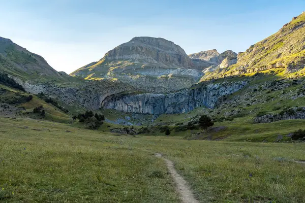 İspanya 'nın kuzeyindeki batıdaki pirenes vadilerinde gün batımında Aisa vadisi dağları. Huesca, Aragon, İspanya.