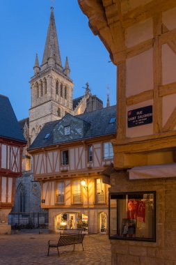 VANNES, FRANCE - 27 AĞUSTOS 2022: Ortaçağ kenti Vannes 'te, Fransız Britanya' da, geleneksel renkli ve yarı ahşap evleri ve geceleri Saint Pierre katedrali olan IV..