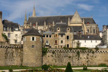 VANNES, FRANCE - 27 AĞUSTOS 2022: Güneşli bir günde, ortaçağ şehri Vannes 'in duvarları ve bahçeleri.