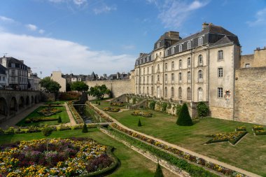 VANNES, FRANCE - 27 AĞUSTOS 2022: Ortaçağ şehri Vannes 'in duvarlarından oluşan Hermine kalesi bahçeleri, Fransa' nın Brittany şehrinde güneşli bir günde.
