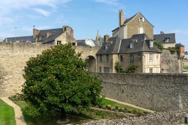 VANNES, FRANCE - 27 AĞUSTOS 2022: Ortaçağ şehri Vannes 'in duvarlarından oluşan Hermine kalesi bahçeleri, Fransa' nın Brittany şehrinde güneşli bir günde.