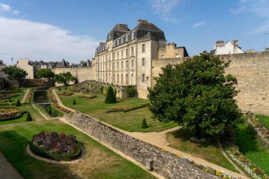 VANNES, FRANCE - 27 AĞUSTOS 2022: Ortaçağ şehri Vannes 'in duvarlarından oluşan Hermine kalesi bahçeleri, Fransa' nın Brittany şehrinde güneşli bir günde.