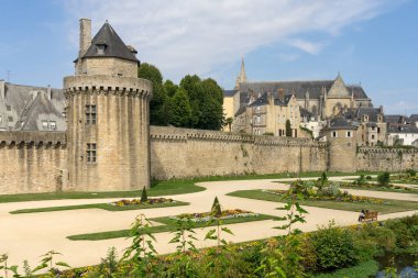 VANNES, FRANCE - 27 AĞUSTOS 2022: Güneşli bir günde, ortaçağ şehri Vannes 'in duvarları ve bahçeleri.