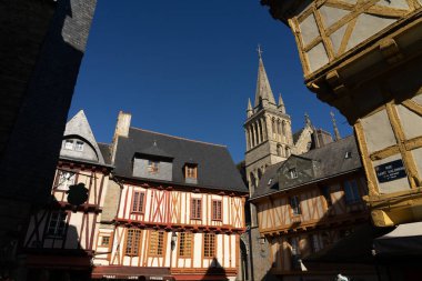 VANNES, FRANCE - 27 AĞUSTOS 2022: Henri IV Meydanı, Fransa 'nın Vannes şehrinde, geleneksel renkli ve yarı ahşap evleriyle ve Saint Pierre katedrali.