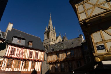 VANNES, FRANCE - 27 AĞUSTOS 2022: Henri IV Meydanı, Fransa 'nın Vannes şehrinde, geleneksel renkli ve yarı ahşap evleriyle ve Saint Pierre katedrali.