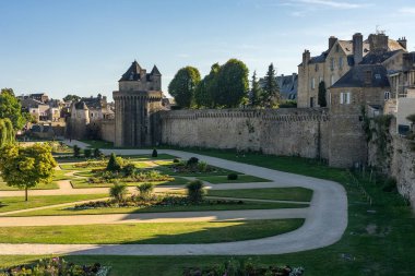 VANNES, FRANCE - 27 AĞUSTOS 2022: Güneşli bir günde, ortaçağ şehri Vannes 'in duvarları ve bahçeleri.