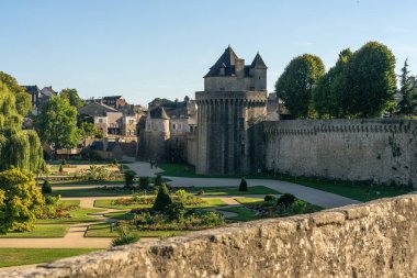 VANNES, FRANCE - 27 AĞUSTOS 2022: Güneşli bir günde, ortaçağ şehri Vannes 'in duvarları ve bahçeleri.