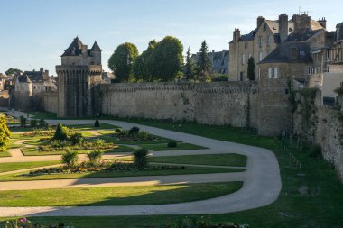 VANNES, FRANCE - 27 AĞUSTOS 2022: Güneşli bir günde, ortaçağ şehri Vannes 'in duvarları ve bahçeleri.