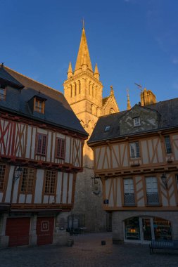 VANNES, FRANCE - 27 AĞUSTOS 2022: Henri IV Meydanı, Fransa 'nın Vannes şehrinde, geleneksel renkli ve yarı ahşap evleriyle ve Saint Pierre katedrali.