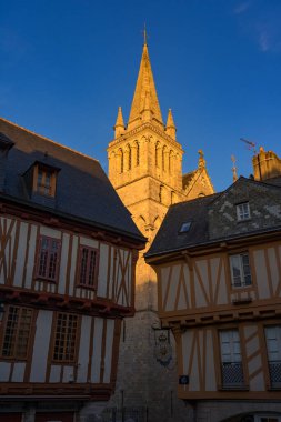 VANNES, FRANCE - 27 AĞUSTOS 2022: Henri IV Meydanı, Fransa 'nın Vannes şehrinde, geleneksel renkli ve yarı ahşap evleriyle ve Saint Pierre katedrali.