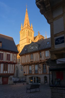 VANNES, FRANCE - 27 AĞUSTOS 2022: Henri IV Meydanı, Fransa 'nın Vannes şehrinde, geleneksel renkli ve yarı ahşap evleriyle ve Saint Pierre katedrali.