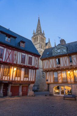VANNES, FRANCE - 27 AĞUSTOS 2022: Ortaçağ kenti Vannes 'te, Fransız Britanya' da, geleneksel renkli ve yarı ahşap evleri ve geceleri Saint Pierre katedrali olan IV..