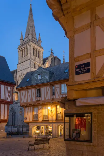 VANNES, FRANCE - 27 AĞUSTOS 2022: Ortaçağ kenti Vannes 'te, Fransız Britanya' da, geleneksel renkli ve yarı ahşap evleri ve geceleri Saint Pierre katedrali olan IV..