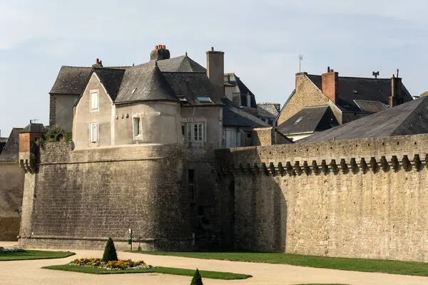 VANNES, FRANCE - 27 AĞUSTOS 2022: Güneşli bir günde, ortaçağ şehri Vannes 'in duvarları ve bahçeleri.