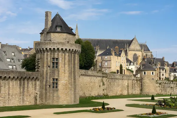 VANNES, FRANCE - 27 AĞUSTOS 2022: Güneşli bir günde, ortaçağ şehri Vannes 'in duvarları ve bahçeleri.