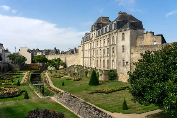 VANNES, FRANCE - 27 AĞUSTOS 2022: Ortaçağ şehri Vannes 'in duvarlarından oluşan Hermine kalesi bahçeleri, Fransa' nın Brittany şehrinde güneşli bir günde.