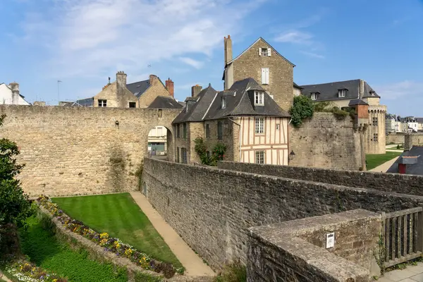 VANNES, FRANCE - 27 AĞUSTOS 2022: Güneşli bir günde Fransa 'nın Brittany şehrinde, Vannes Ortaçağ şehrinin duvarlarının Poterne kapısı.