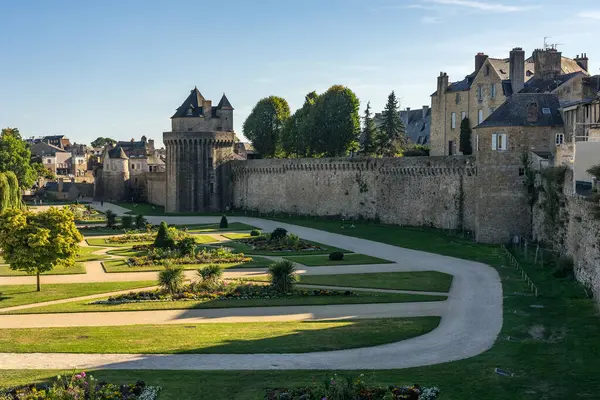 VANNES, FRANCE - 27 AĞUSTOS 2022: Güneşli bir günde, ortaçağ şehri Vannes 'in duvarları ve bahçeleri.