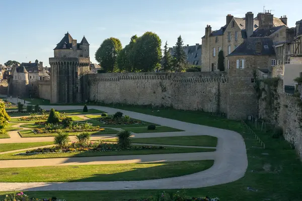 VANNES, FRANCE - 27 AĞUSTOS 2022: Güneşli bir günde, ortaçağ şehri Vannes 'in duvarları ve bahçeleri.