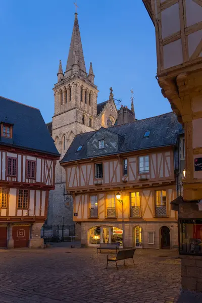 VANNES, FRANCE - 27 AĞUSTOS 2022: Ortaçağ kenti Vannes 'te, Fransız Britanya' da, geleneksel renkli ve yarı ahşap evleri ve geceleri Saint Pierre katedrali olan IV..