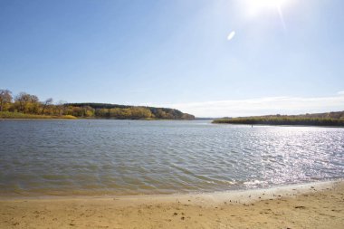 Iowa 'da sonbahar sahili ve gökyüzünde güneş lekeleri. 