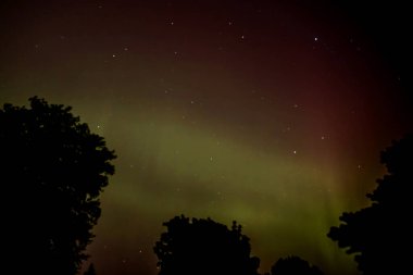 Güzel Aurora Borealis Iowa 'nın üzerinde gece gökyüzünde. 