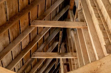 Eski bir mısır beşiğinin ahşap tavanına bakıyorum.. 