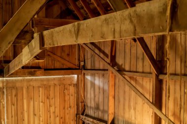 Eski bir ahırın ahşap destekçileri.. 