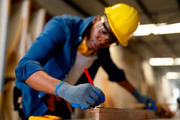 Позбавлені Руки Афроамериканського Тесляра Використовують Олівець Щоб Позначити Деревину Працювати — стокове фото
