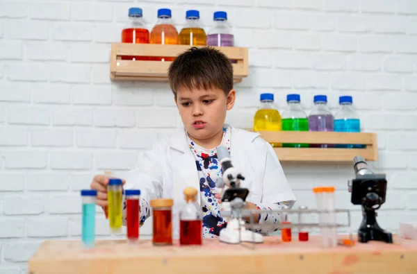 男孩子们年轻或低年级的时候 就拿着彩色试管 在学校的科学课上学习 — 图库照片
