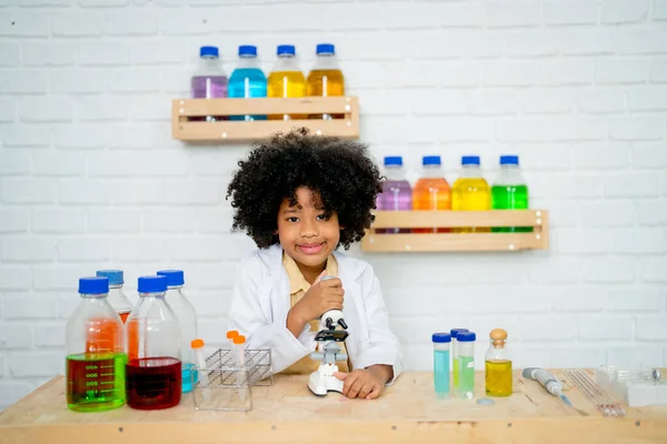 Afrikai Amerikai Kislány Tartsa Mikroszkóp Üljön Asztalhoz Közel Több Botles — Stock Fotó