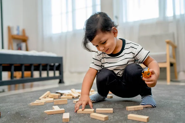 Pequeno Menino Asiático Olhar Feliz Desfrutar Jogar Pau Madeira Brinquedos — Fotografia de Stock