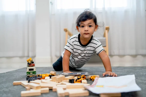 Liten Asiatisk Pojke Njuta Att Spela Leksak Golvet Med Matta — Stockfoto